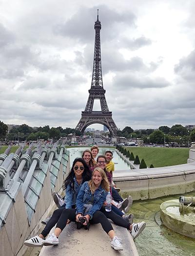 学生们在巴黎埃菲尔铁塔外