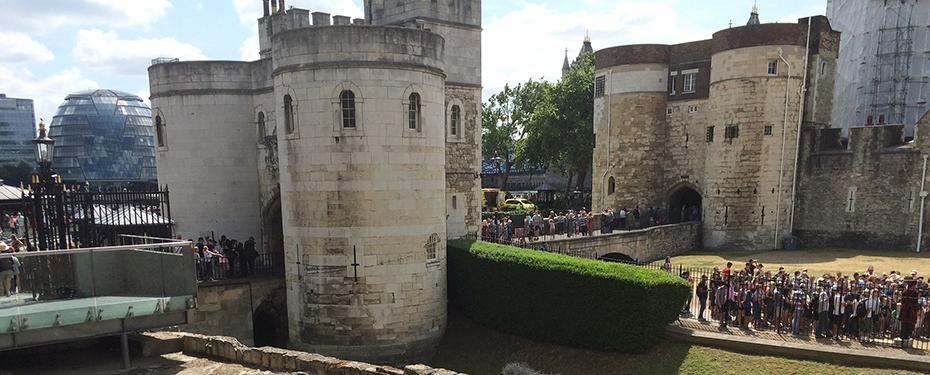 游客们在一座城堡外排队