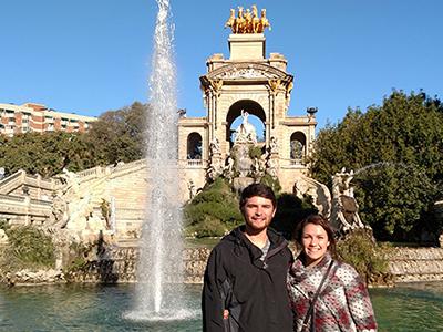 两个留学生在西班牙塞维利亚的喷泉旁