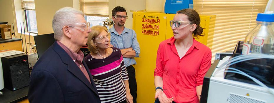 科琳 and 丹iel Maydonovitch in chemistry research lab with Katie Heitzman and Dr 斯科特·辛普森