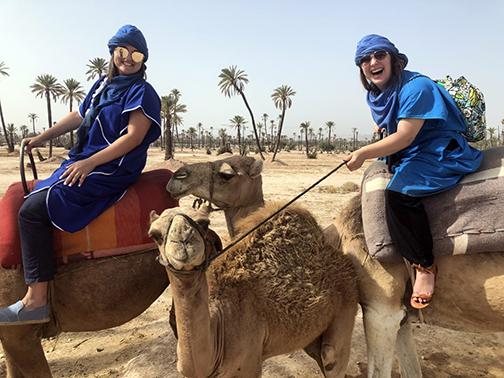全球学者Rebekah Liszewski和Bobbi Fragale在摩洛哥 